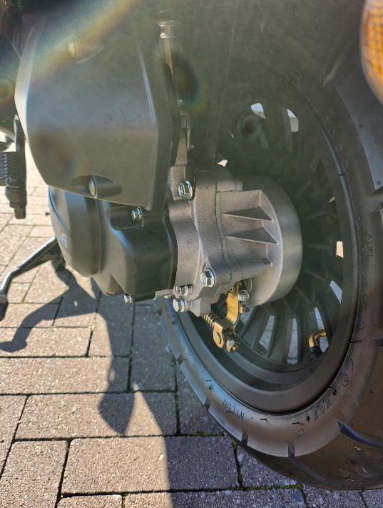 Snorscooter Nipponia Biq 25km mat zwart 4t - Afbeelding 4